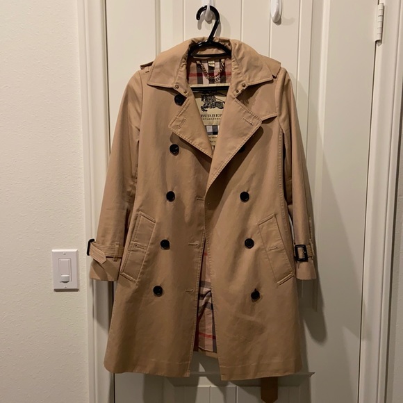 EUC Burberry Kensington Medium Trench Coat